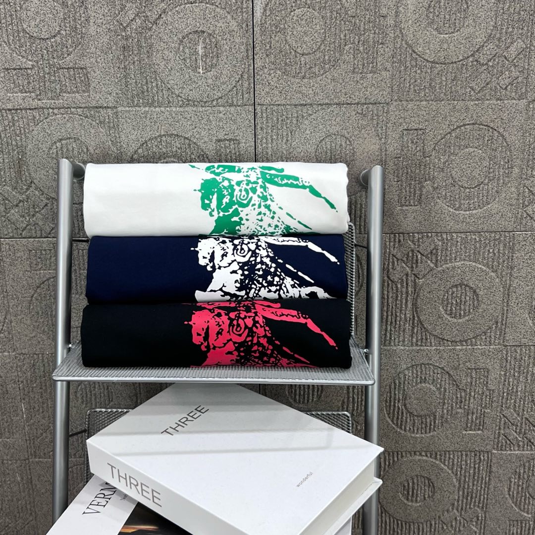  
BURBERRY 巴宝莉 红领直喷战马领部拼接
 大Logo经典识标印花精致升级
灵感源自八十年代复