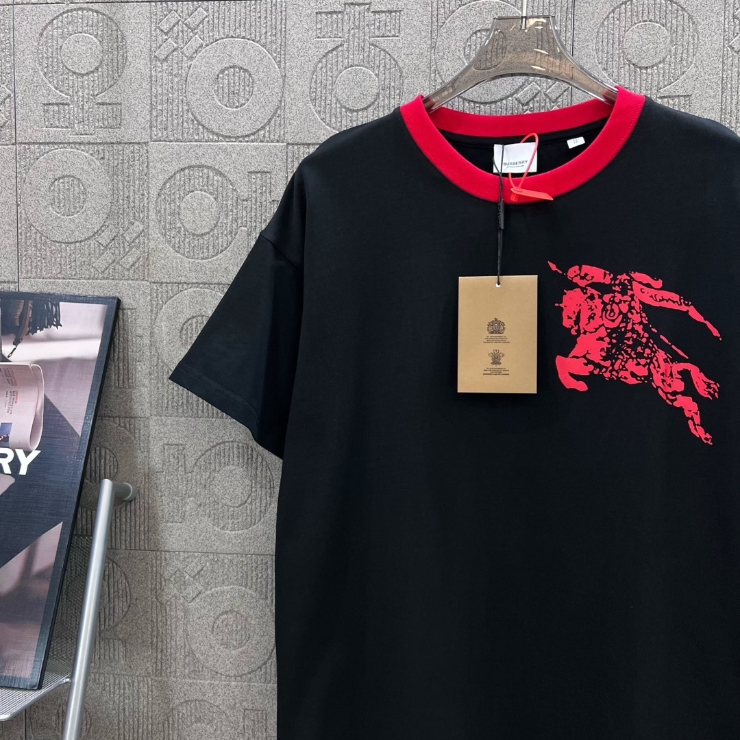  
BURBERRY 巴宝莉 红领直喷战马领部拼接
 大Logo经典识标印花精致升级
灵感源自八十年代复