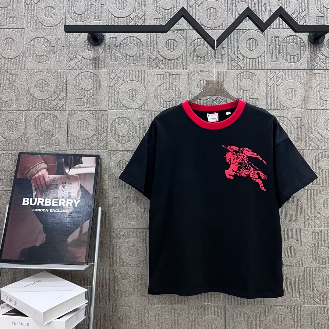  
BURBERRY 巴宝莉 红领直喷战马领部拼接
 大Logo经典识标印花精致升级
灵感源自八十年代复