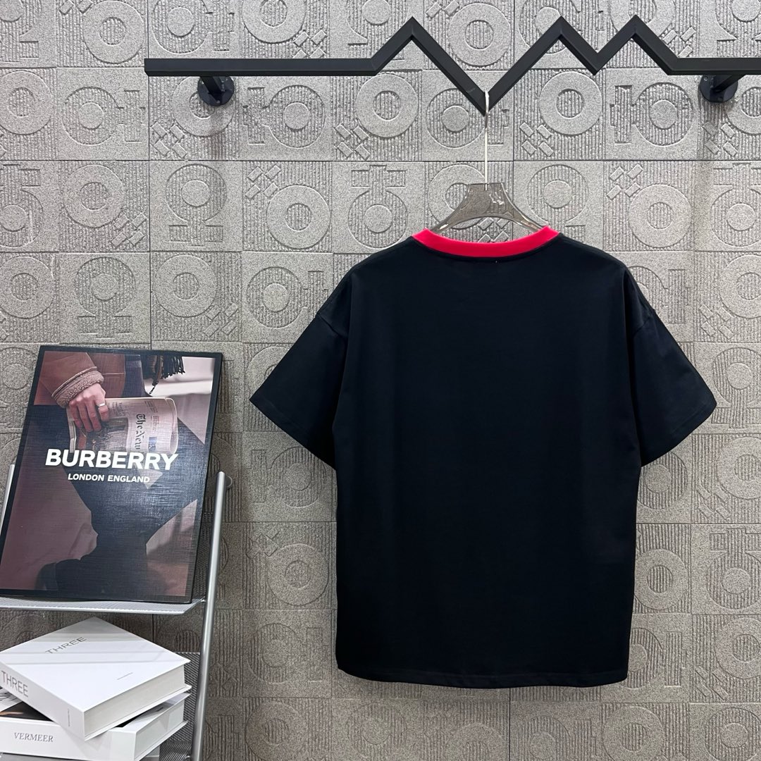  
BURBERRY 巴宝莉 红领直喷战马领部拼接
 大Logo经典识标印花精致升级
灵感源自八十年代复