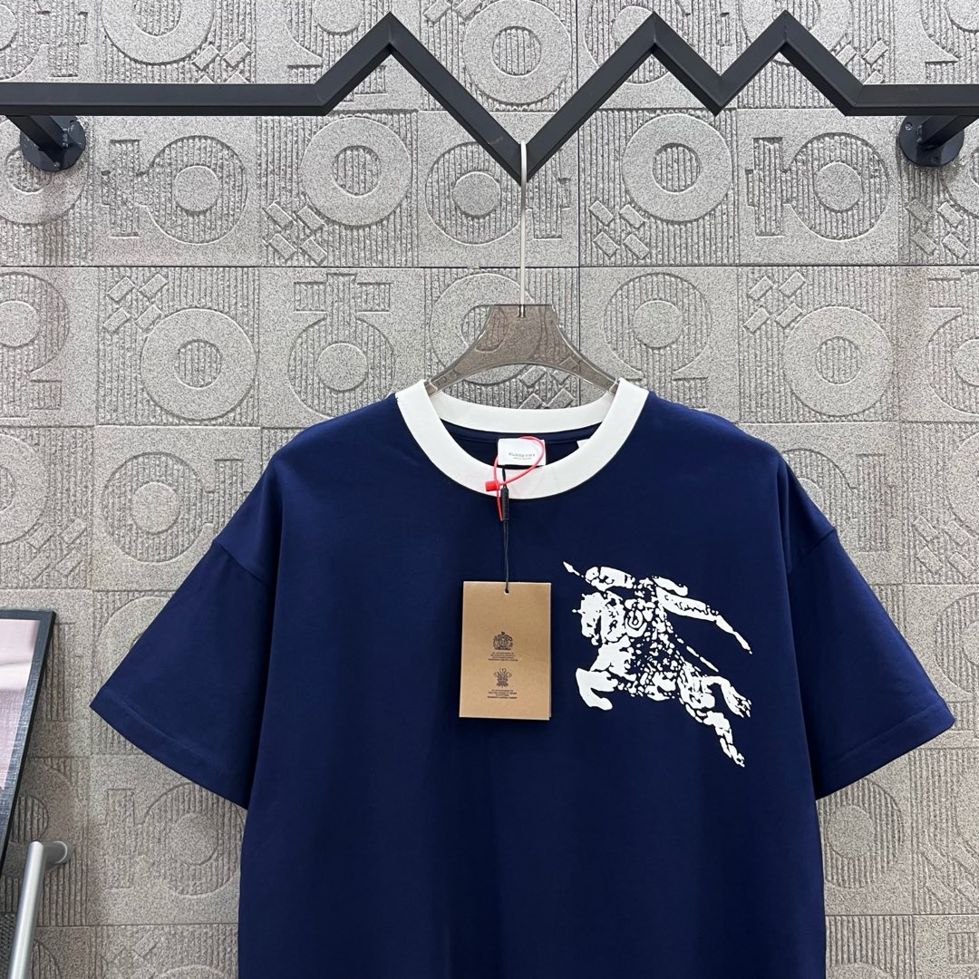  
BURBERRY 巴宝莉 红领直喷战马领部拼接
 大Logo经典识标印花精致升级
灵感源自八十年代复