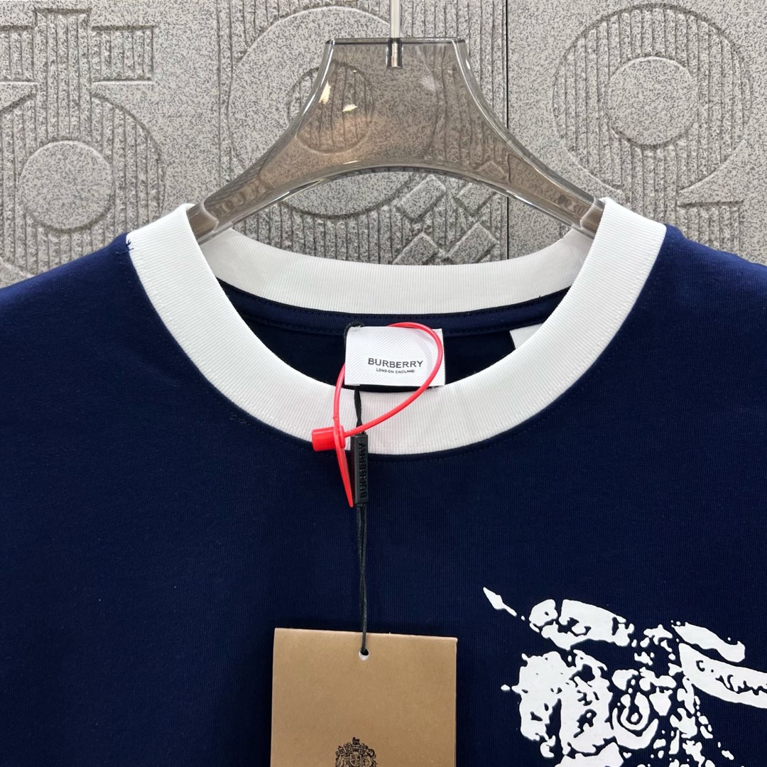  
BURBERRY 巴宝莉 红领直喷战马领部拼接
 大Logo经典识标印花精致升级
灵感源自八十年代复
