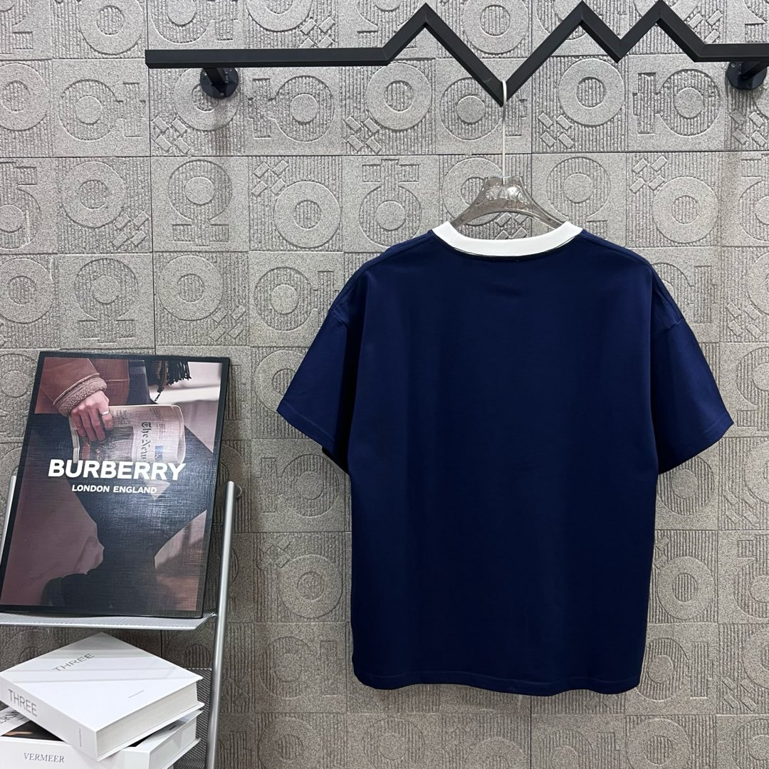  
BURBERRY 巴宝莉 红领直喷战马领部拼接
 大Logo经典识标印花精致升级
灵感源自八十年代复