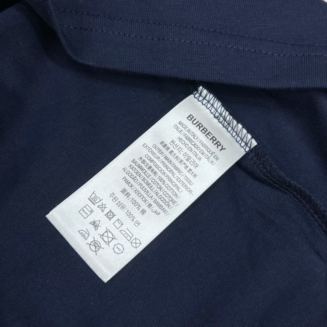  
BURBERRY 巴宝莉 红领直喷战马领部拼接
 大Logo经典识标印花精致升级
灵感源自八十年代复