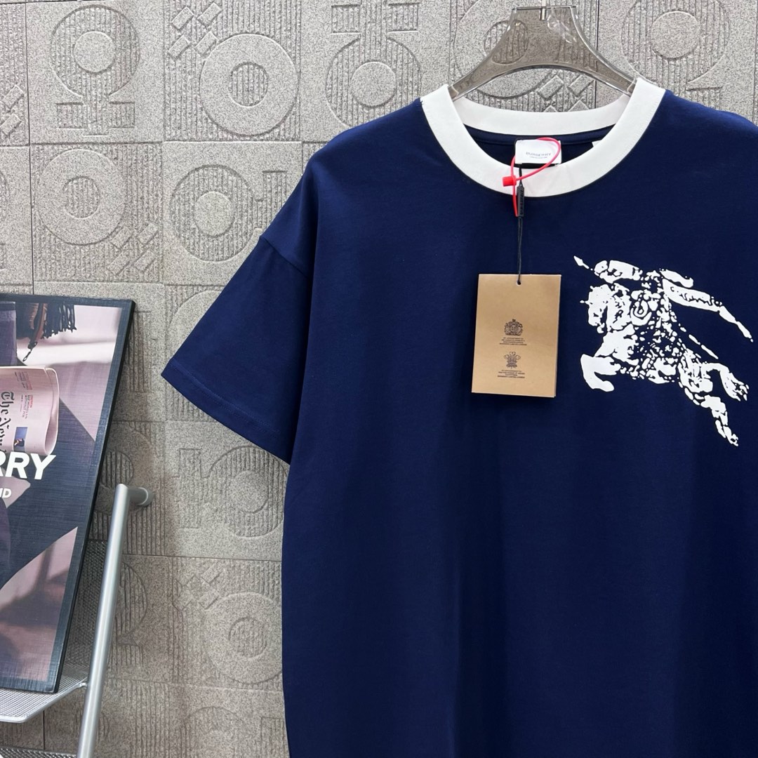  
BURBERRY 巴宝莉 红领直喷战马领部拼接
 大Logo经典识标印花精致升级
灵感源自八十年代复