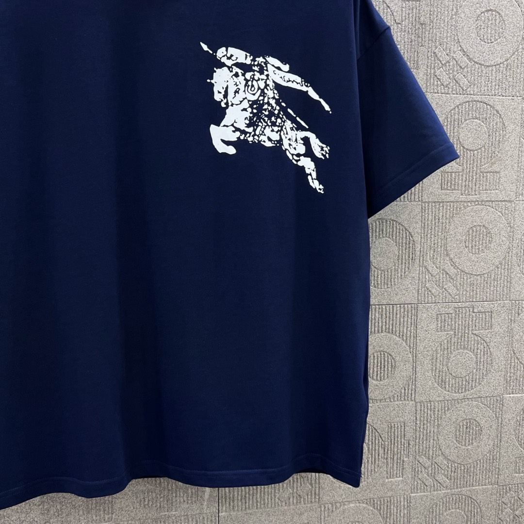  
BURBERRY 巴宝莉 红领直喷战马领部拼接
 大Logo经典识标印花精致升级
灵感源自八十年代复