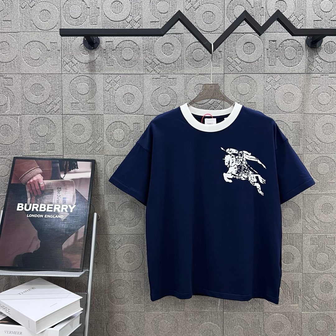  
BURBERRY 巴宝莉 红领直喷战马领部拼接
 大Logo经典识标印花精致升级
灵感源自八十年代复