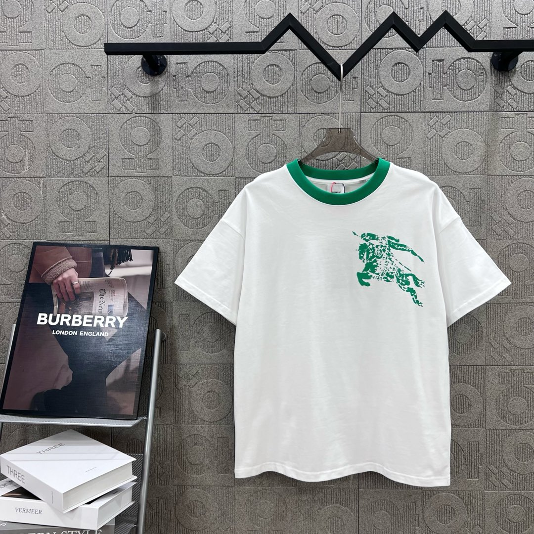   
BURBERRY 巴宝莉 红领直喷战马领部拼接
 大Logo经典识标印花精致升级
灵感源自八十年代