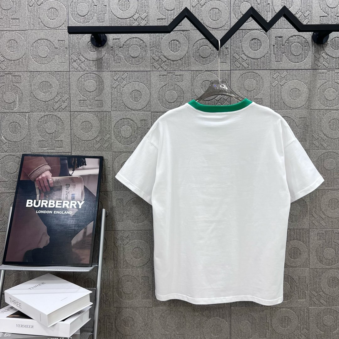   
BURBERRY 巴宝莉 红领直喷战马领部拼接
 大Logo经典识标印花精致升级
灵感源自八十年代