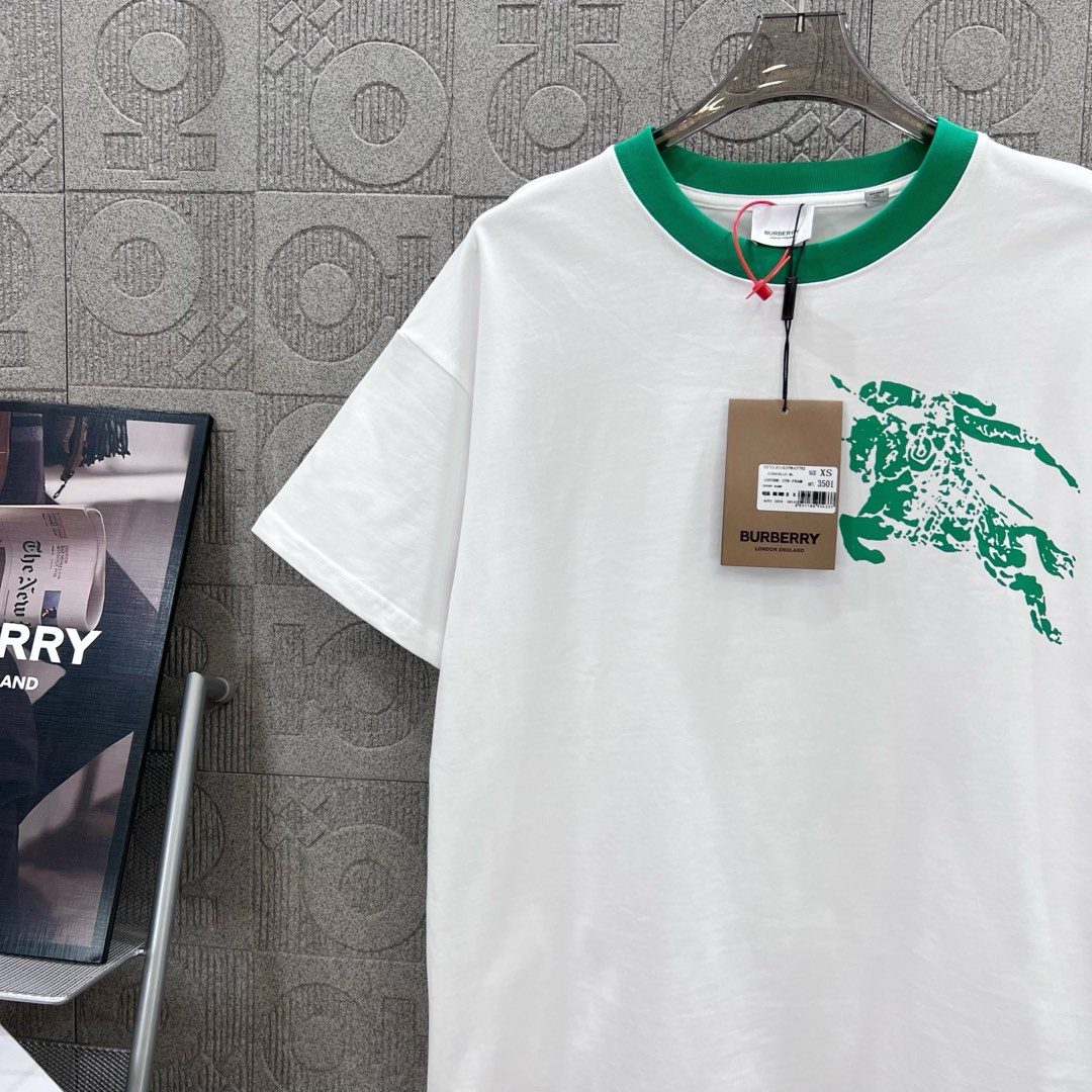   
BURBERRY 巴宝莉 红领直喷战马领部拼接
 大Logo经典识标印花精致升级
灵感源自八十年代
