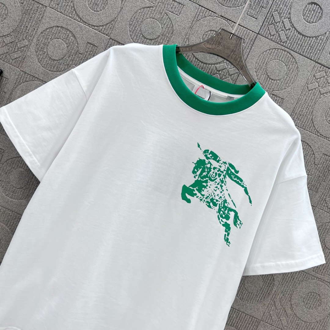   
BURBERRY 巴宝莉 红领直喷战马领部拼接
 大Logo经典识标印花精致升级
灵感源自八十年代