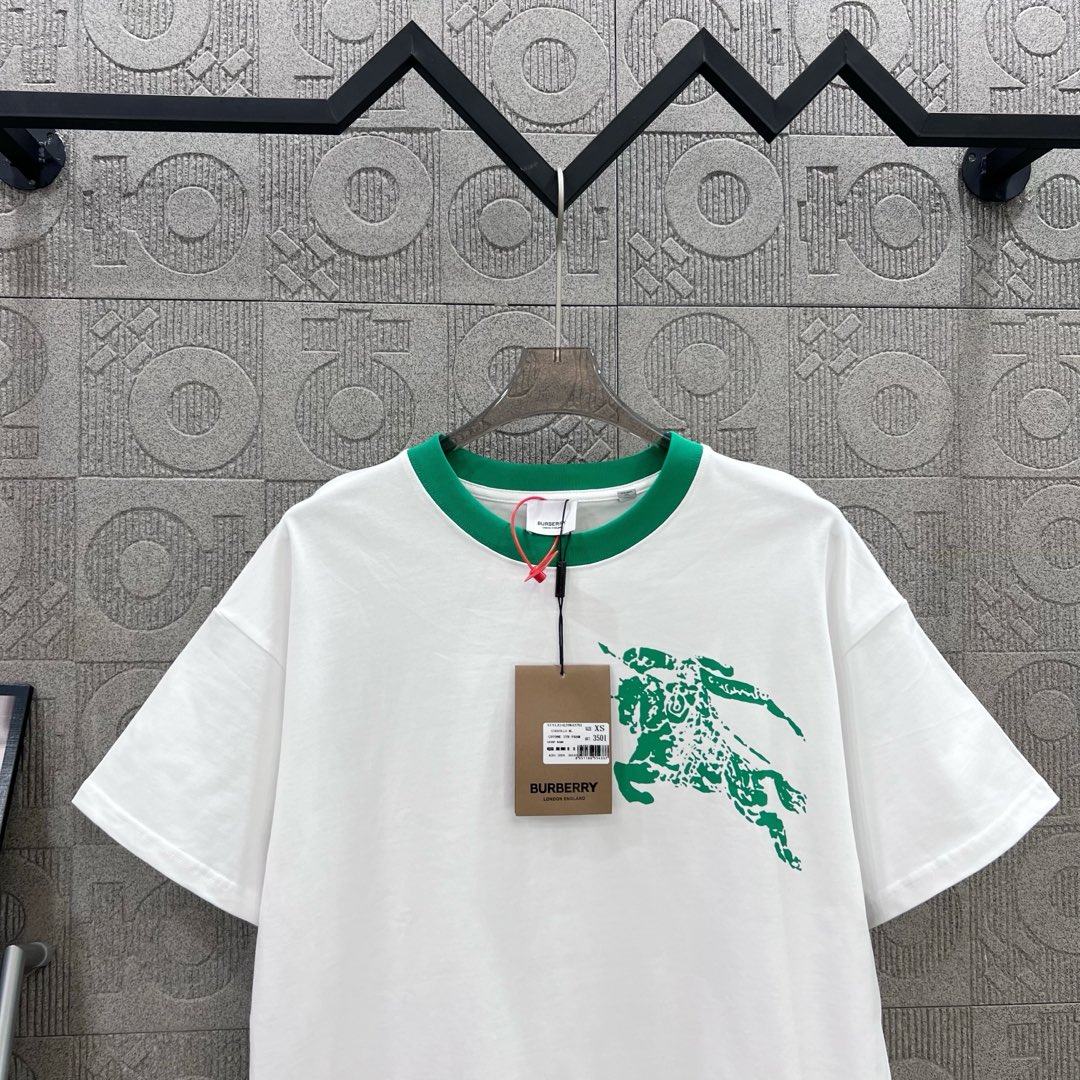   
BURBERRY 巴宝莉 红领直喷战马领部拼接
 大Logo经典识标印花精致升级
灵感源自八十年代