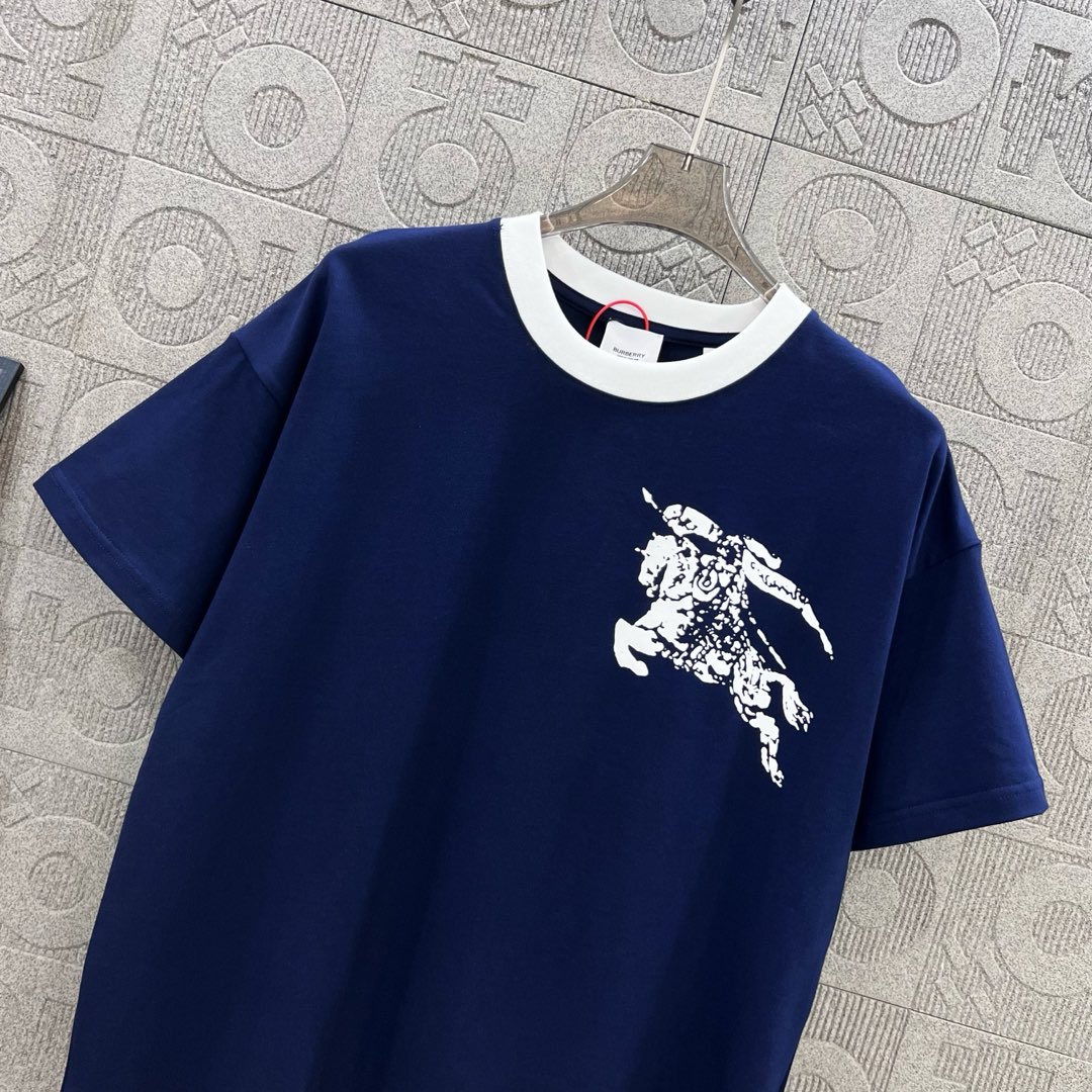  
BURBERRY 巴宝莉 红领直喷战马领部拼接
 大Logo经典识标印花精致升级
灵感源自八十年代复