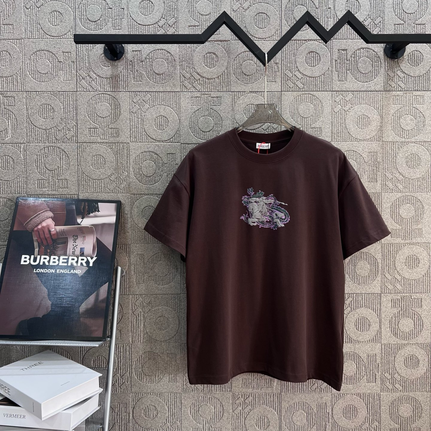     
  BURBERRY 巴宝莉 三色战马凹凸印花
Logo标识精致升级，灵感源自八十年代复古
原