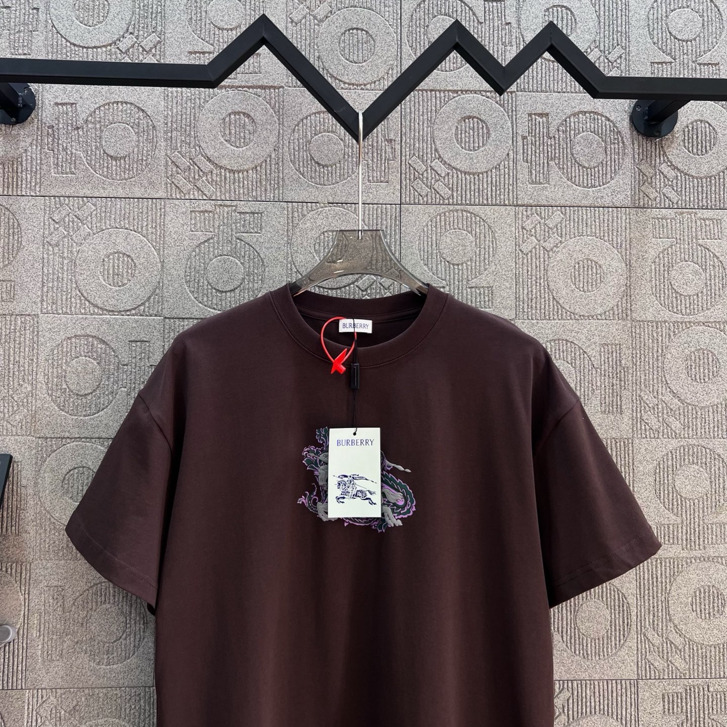     
  BURBERRY 巴宝莉 三色战马凹凸印花
Logo标识精致升级，灵感源自八十年代复古
原