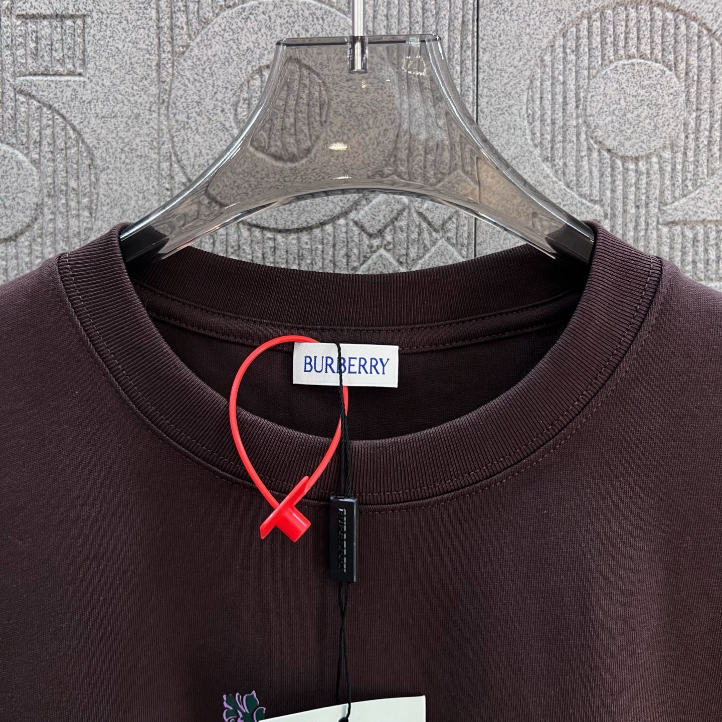     
  BURBERRY 巴宝莉 三色战马凹凸印花
Logo标识精致升级，灵感源自八十年代复古
原