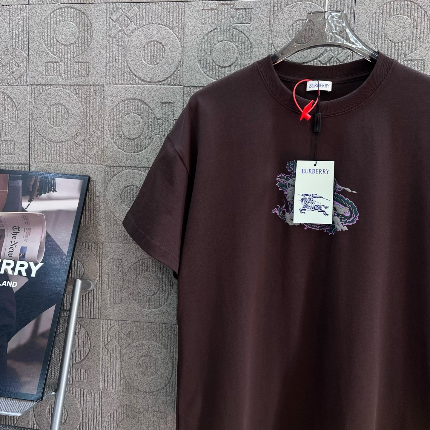     
  BURBERRY 巴宝莉 三色战马凹凸印花
Logo标识精致升级，灵感源自八十年代复古
原