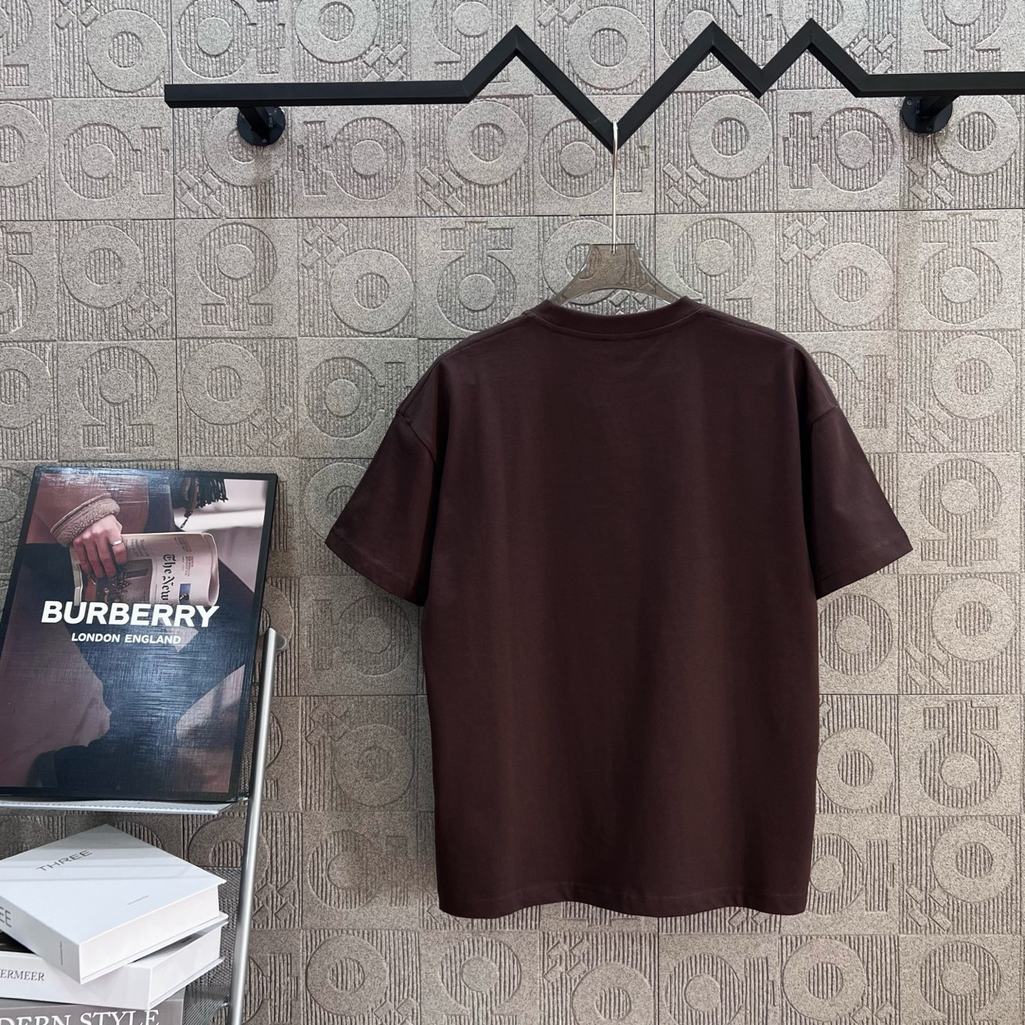     
  BURBERRY 巴宝莉 三色战马凹凸印花
Logo标识精致升级，灵感源自八十年代复古
原