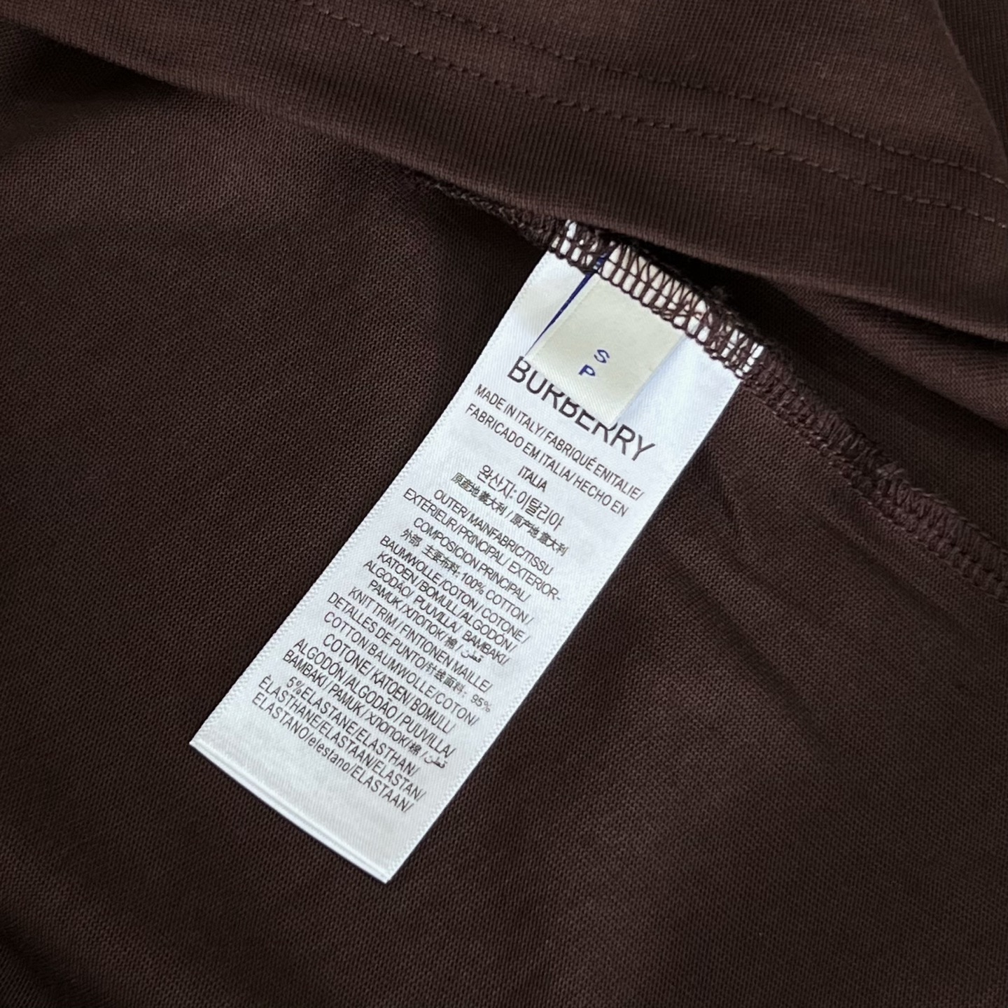     
  BURBERRY 巴宝莉 三色战马凹凸印花
Logo标识精致升级，灵感源自八十年代复古
原
