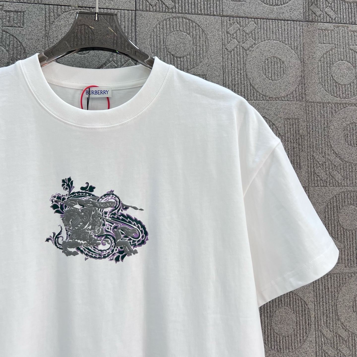    
  BURBERRY 巴宝莉 三色战马字母凹凸印花
Logo标识精致升级，灵感源自八十年代复古

