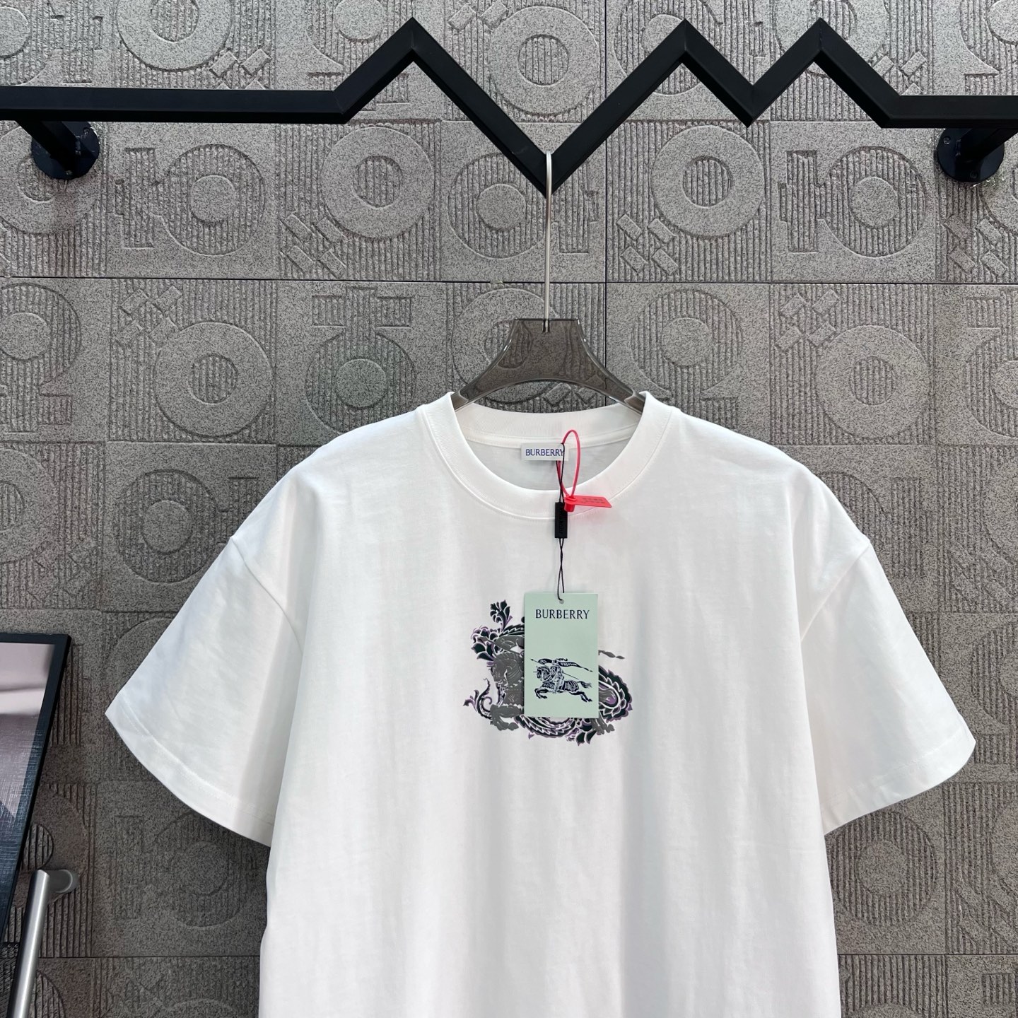    
  BURBERRY 巴宝莉 三色战马字母凹凸印花
Logo标识精致升级，灵感源自八十年代复古
