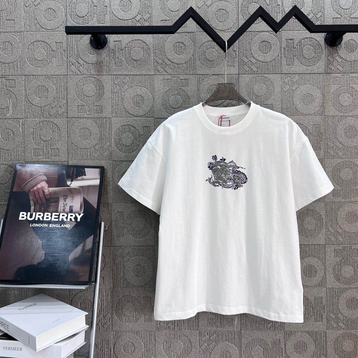    
  BURBERRY 巴宝莉 三色战马字母凹凸印花
Logo标识精致升级，灵感源自八十年代复古
