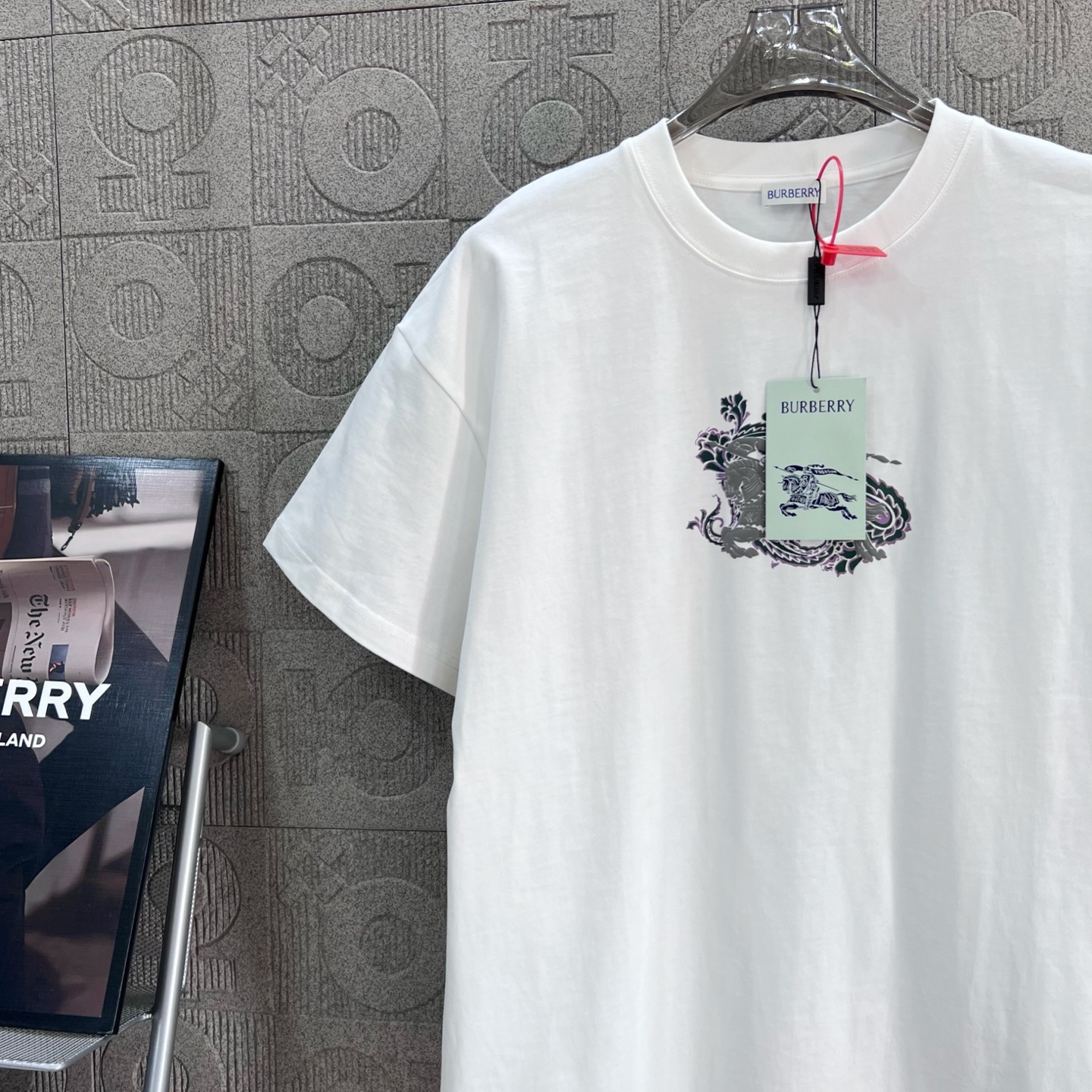    
  BURBERRY 巴宝莉 三色战马字母凹凸印花
Logo标识精致升级，灵感源自八十年代复古
