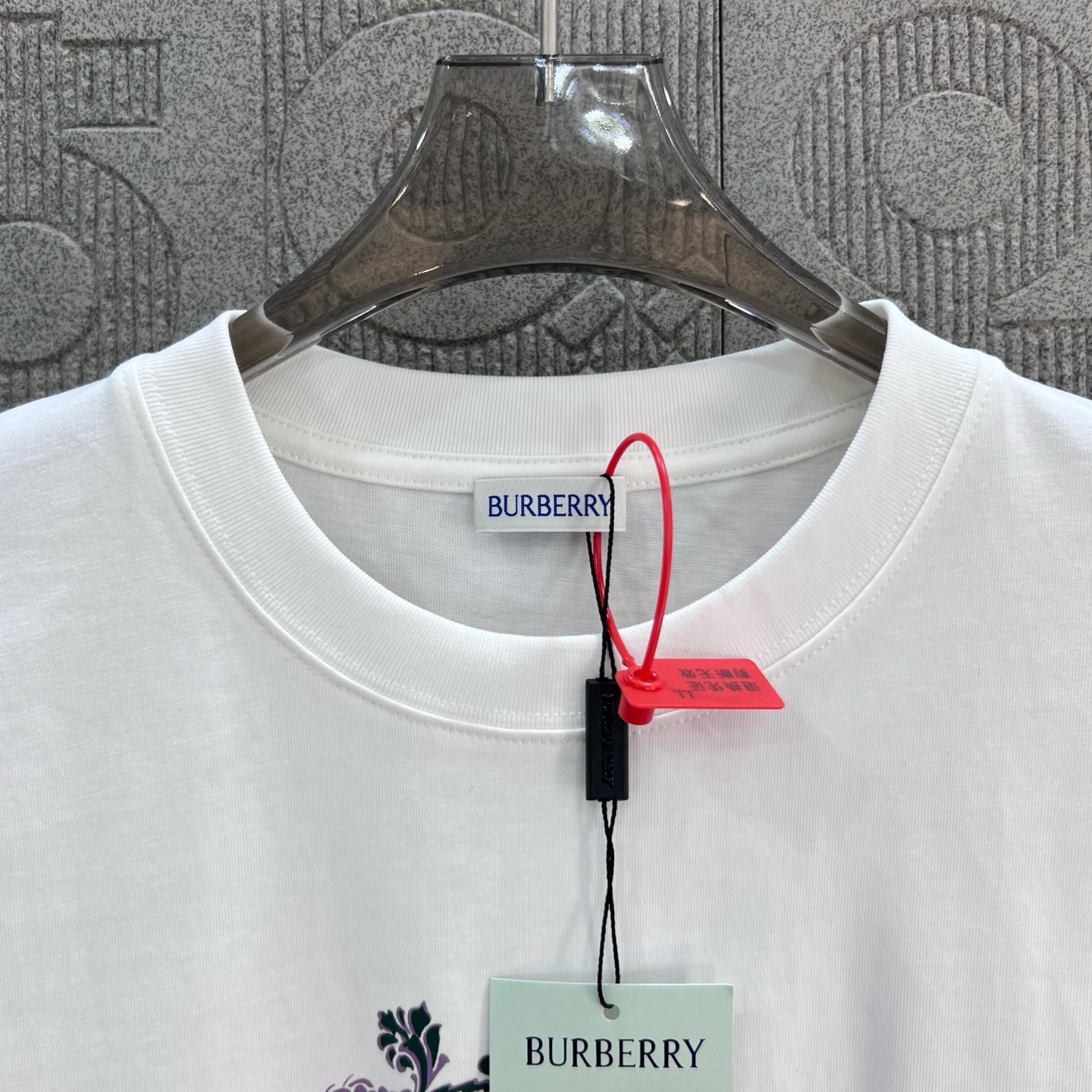    
  BURBERRY 巴宝莉 三色战马字母凹凸印花
Logo标识精致升级，灵感源自八十年代复古
