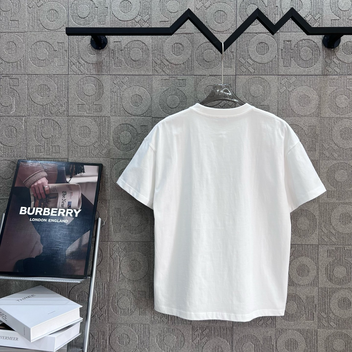    
  BURBERRY 巴宝莉 三色战马字母凹凸印花
Logo标识精致升级，灵感源自八十年代复古
