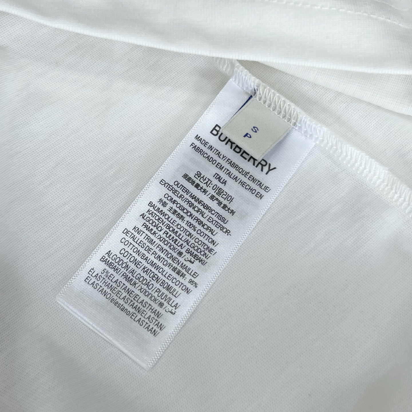    
  BURBERRY 巴宝莉 战马马术印花
Logo标识精致升级，灵感源自八十年代复古
原版面料