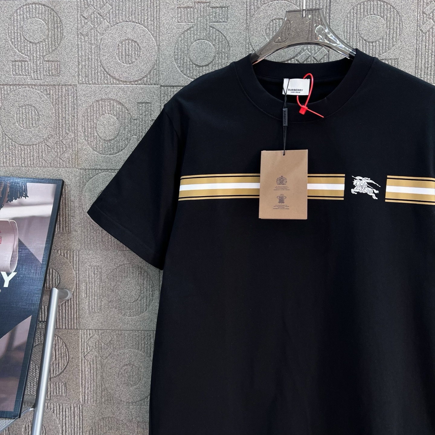  
BURBERRY 巴宝莉 经典横条 战马印花
 大Logo经典识标印花精致升级
灵感源自八十年代复古