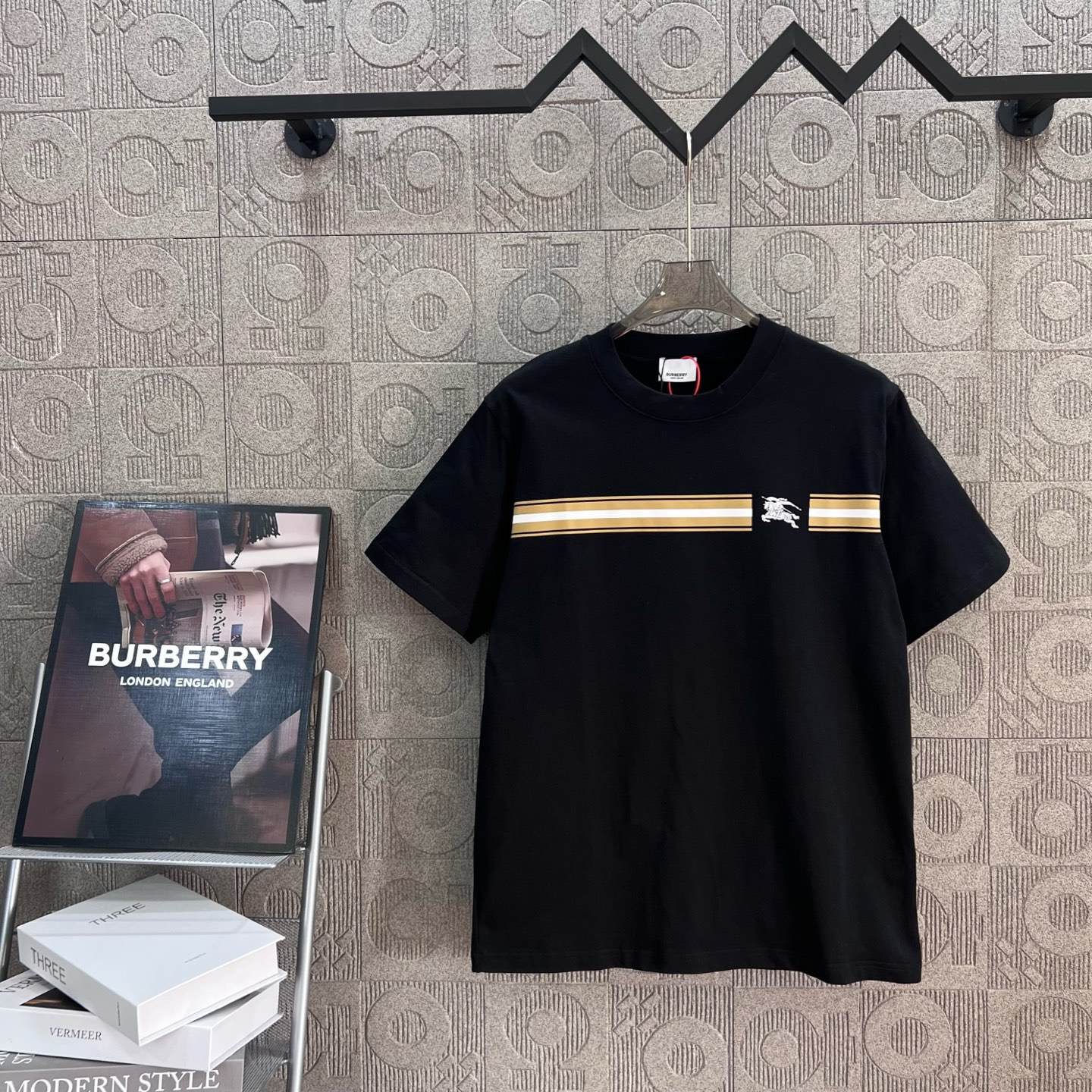  
BURBERRY 巴宝莉 经典横条 战马印花
 大Logo经典识标印花精致升级
灵感源自八十年代复古