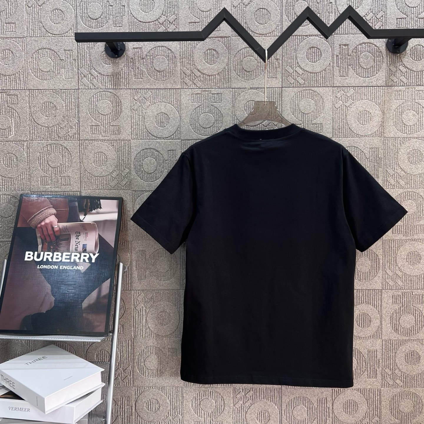 
BURBERRY 巴宝莉 经典横条 战马印花
 大Logo经典识标印花精致升级
灵感源自八十年代复古