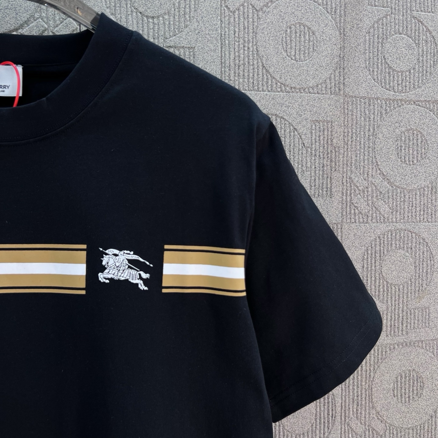  
BURBERRY 巴宝莉 经典横条 战马印花
 大Logo经典识标印花精致升级
灵感源自八十年代复古