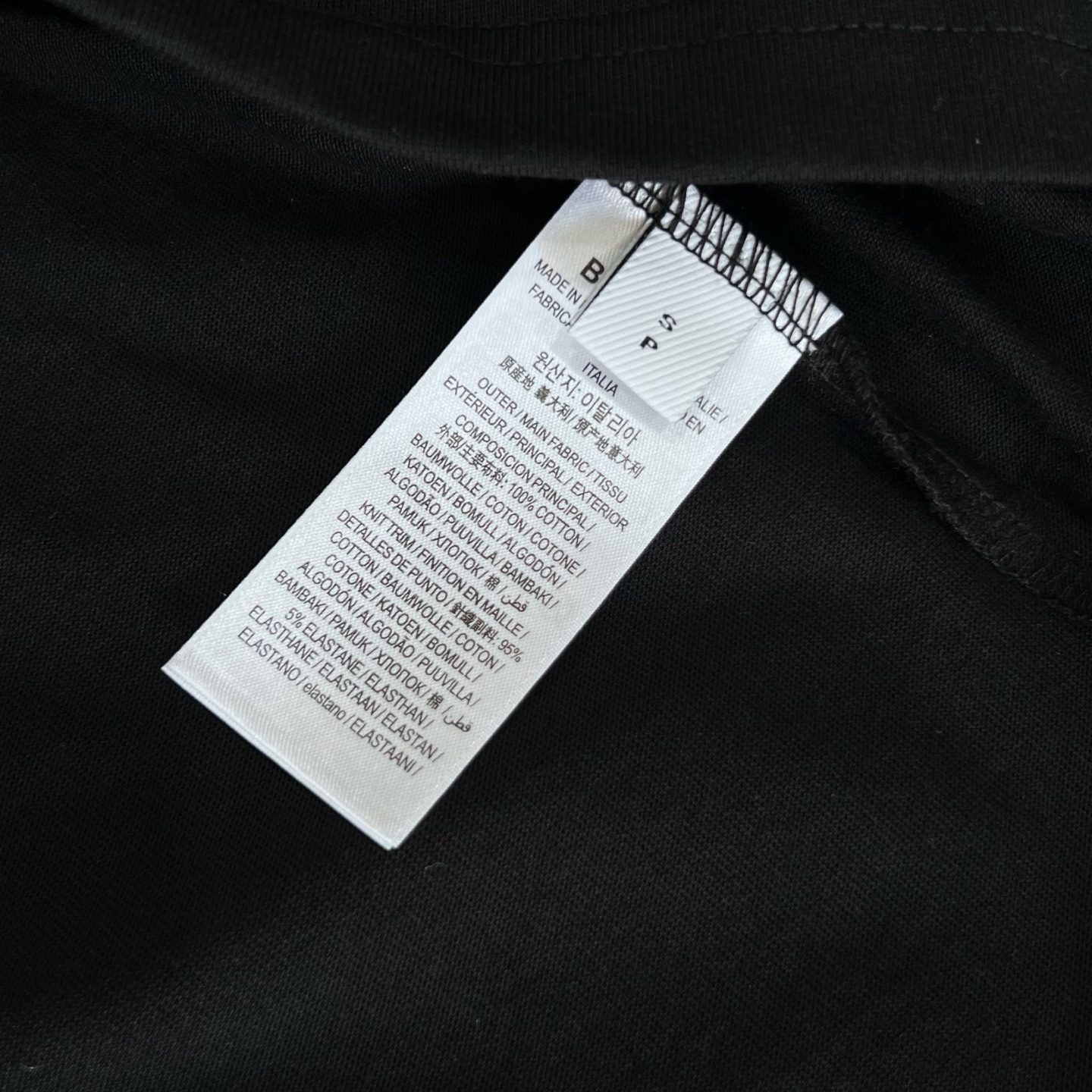  
BURBERRY 巴宝莉 经典横条 战马印花
 大Logo经典识标印花精致升级
灵感源自八十年代复古