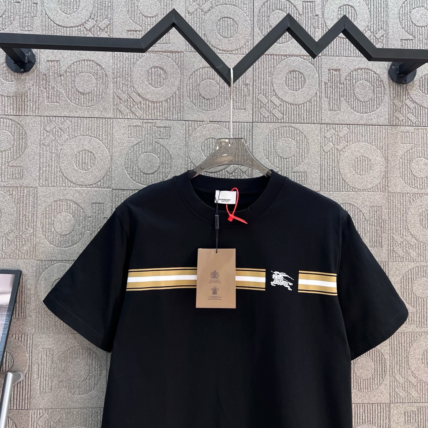  
BURBERRY 巴宝莉 经典横条 战马印花
 大Logo经典识标印花精致升级
灵感源自八十年代复古