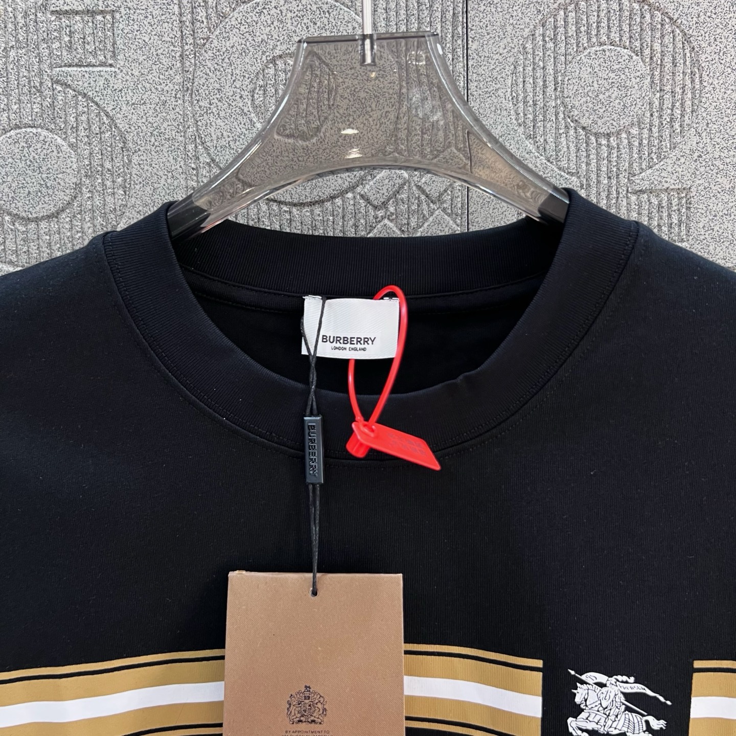  
BURBERRY 巴宝莉 经典横条 战马印花
 大Logo经典识标印花精致升级
灵感源自八十年代复古