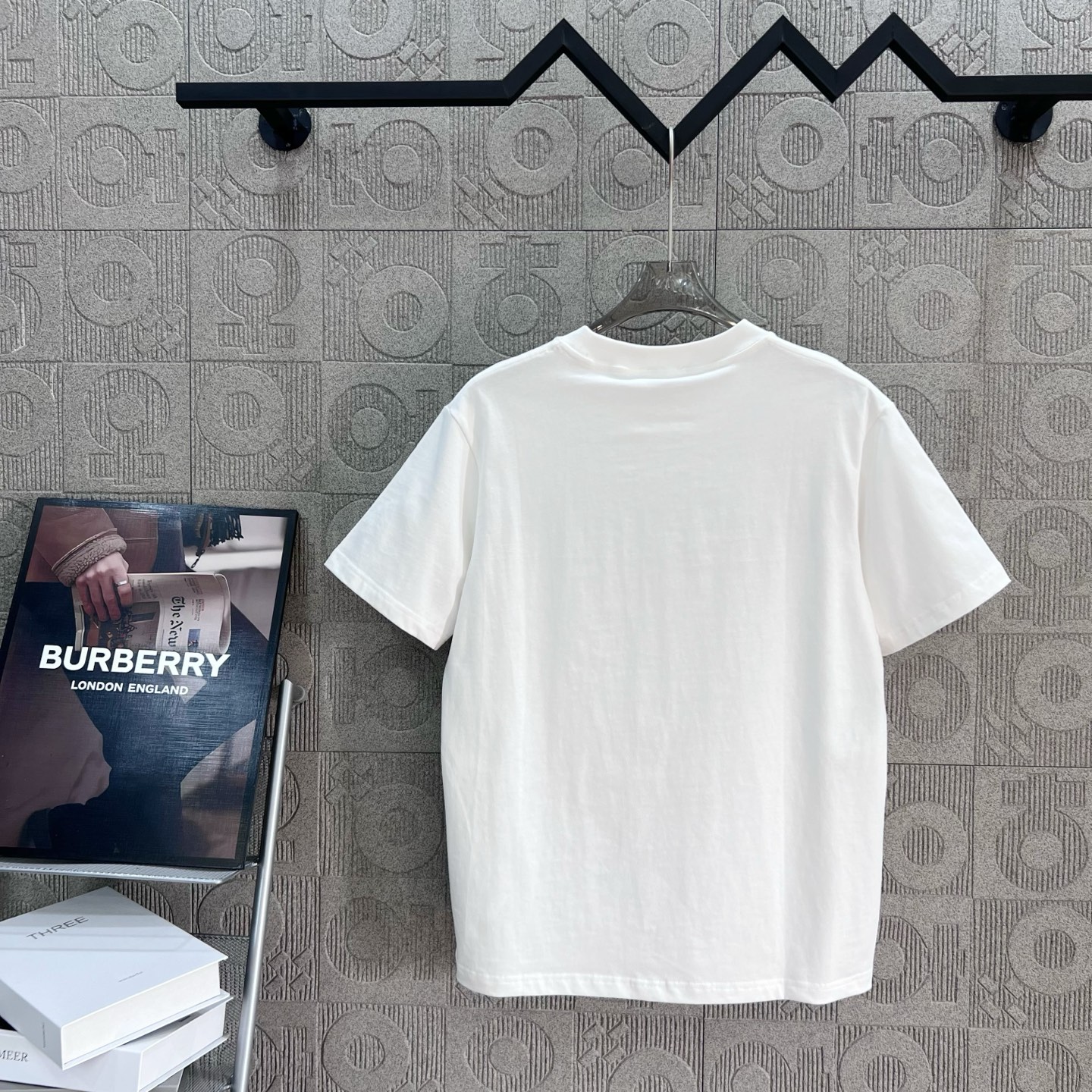  
BURBERRY 巴宝莉 经典横条 战马印花
 大Logo经典识标印花精致升级
灵感源自八十年代复古
