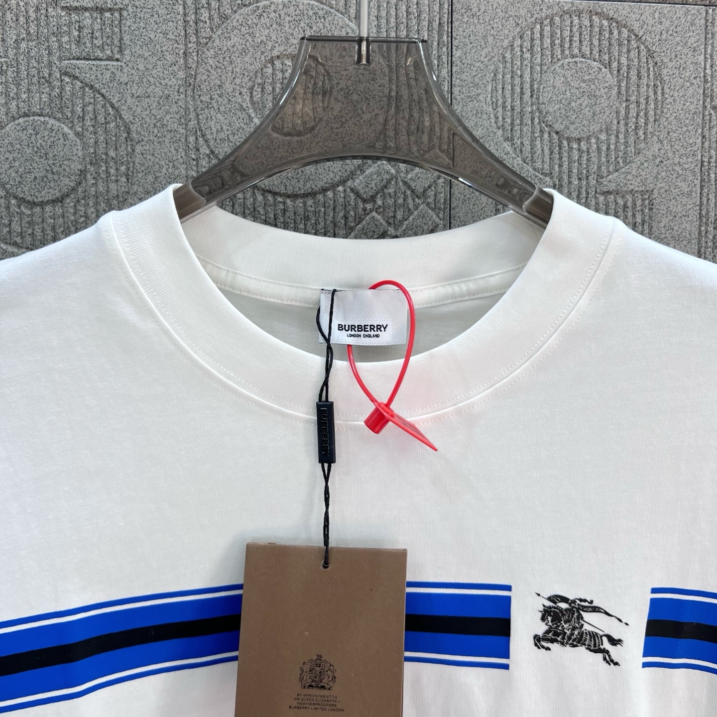  
BURBERRY 巴宝莉 经典横条 战马印花
 大Logo经典识标印花精致升级
灵感源自八十年代复古