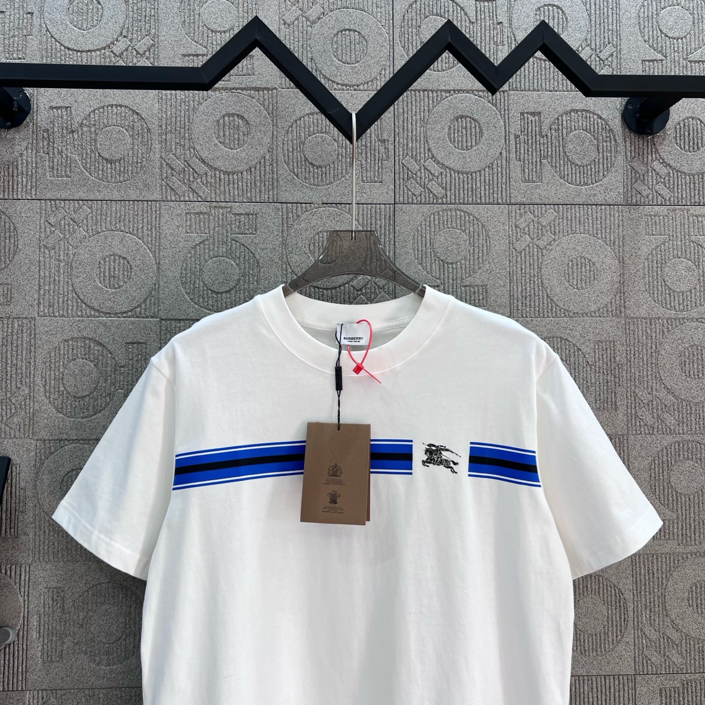  
BURBERRY 巴宝莉 经典横条 战马印花
 大Logo经典识标印花精致升级
灵感源自八十年代复古