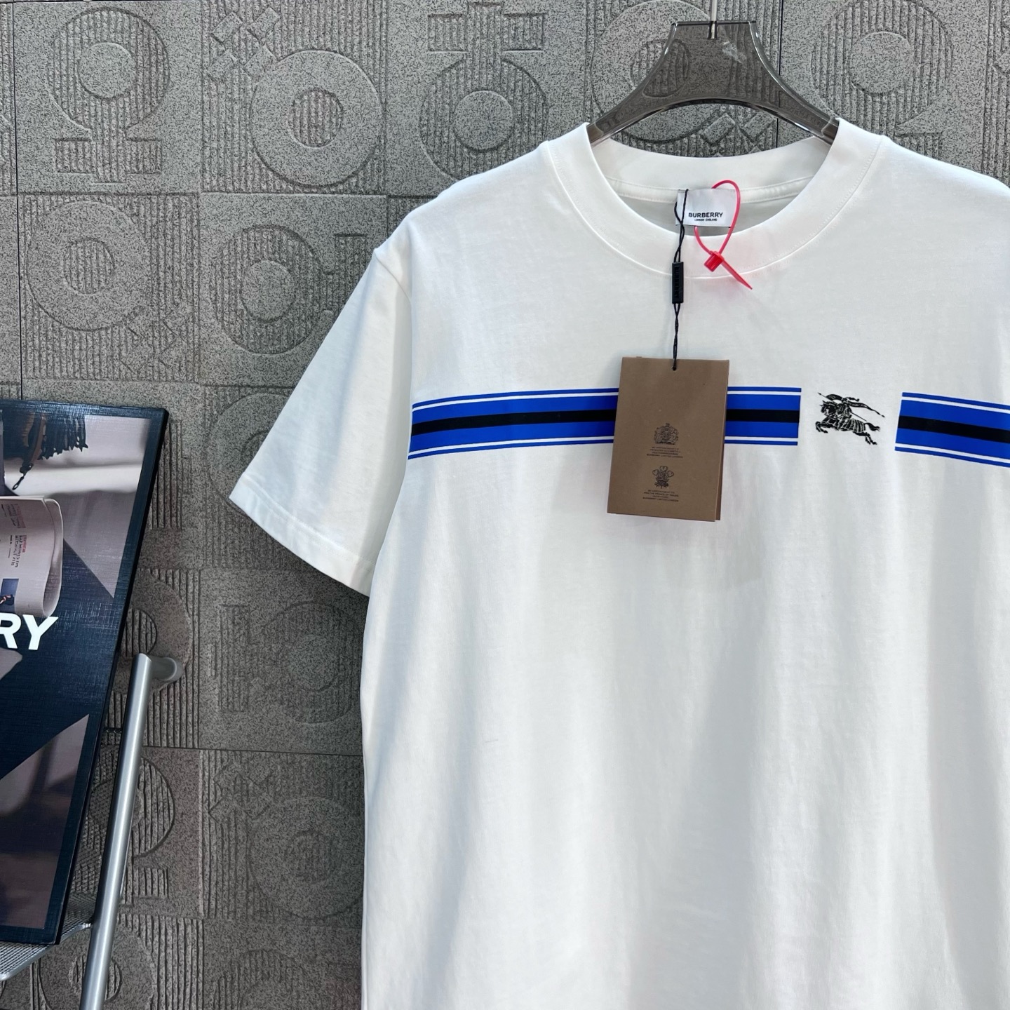  
BURBERRY 巴宝莉 经典横条 战马印花
 大Logo经典识标印花精致升级
灵感源自八十年代复古