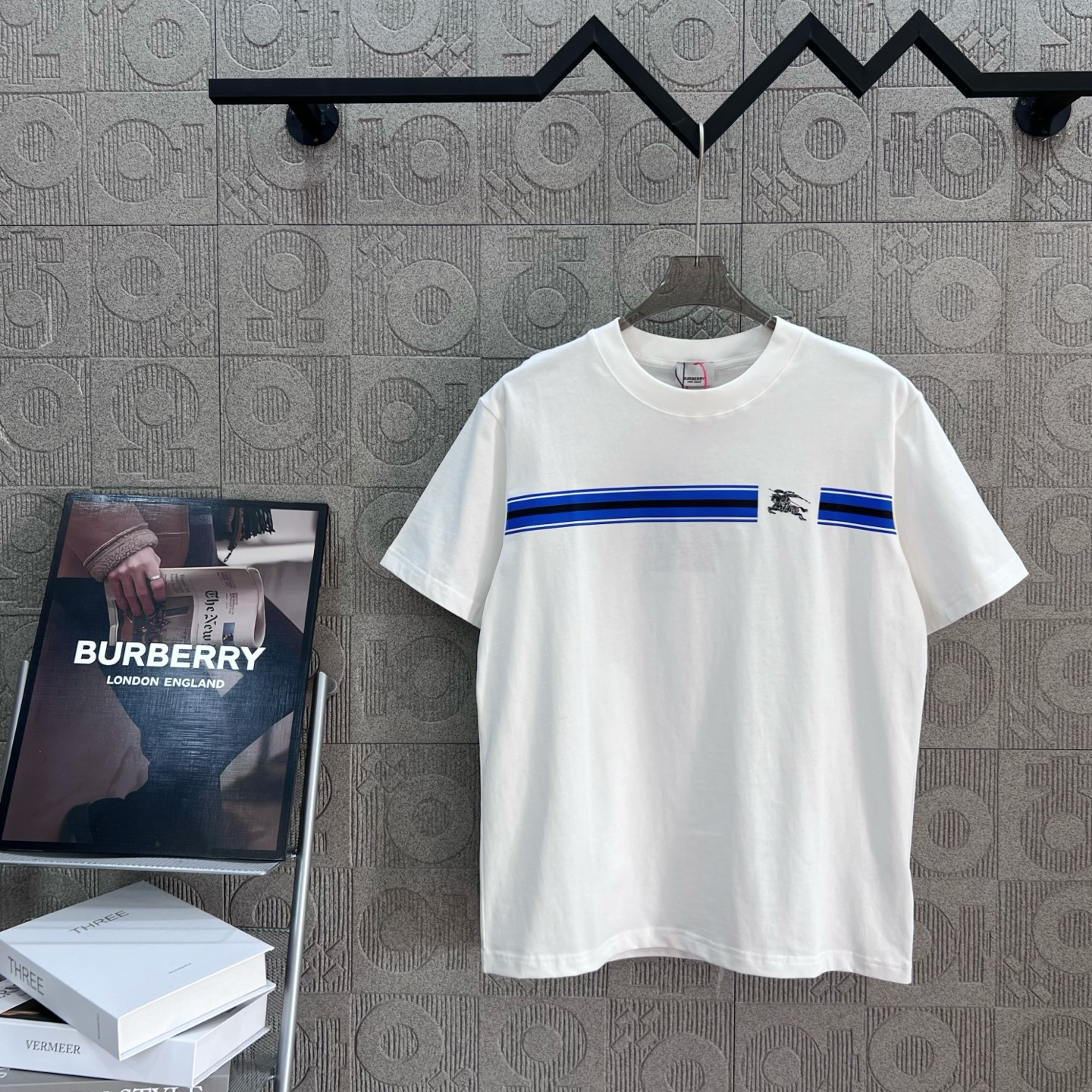  
BURBERRY 巴宝莉 经典横条 战马印花
 大Logo经典识标印花精致升级
灵感源自八十年代复古