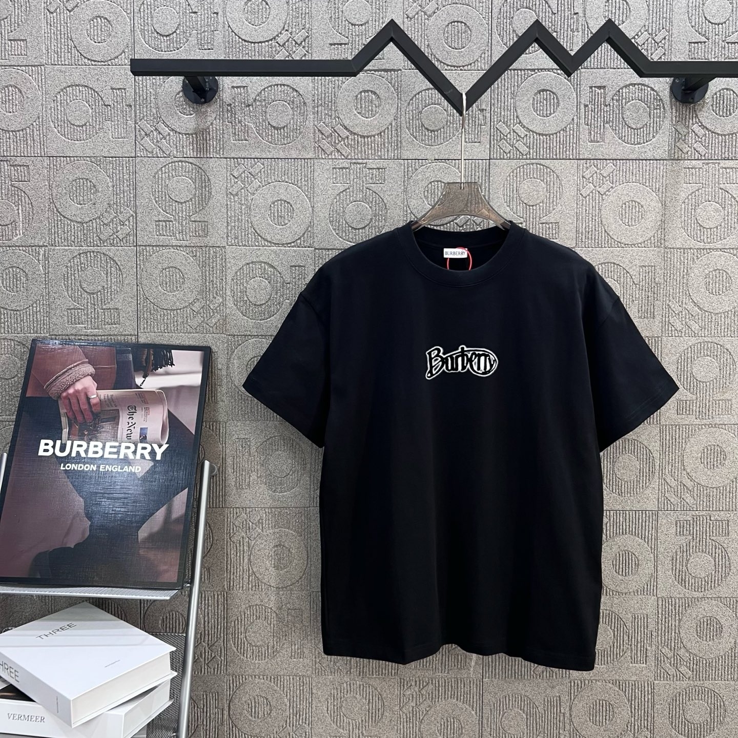  
BURBERRY 巴宝莉  经典LOGO植绒工艺
 大Logo经典识标印花精致升级
灵感源自八十年代