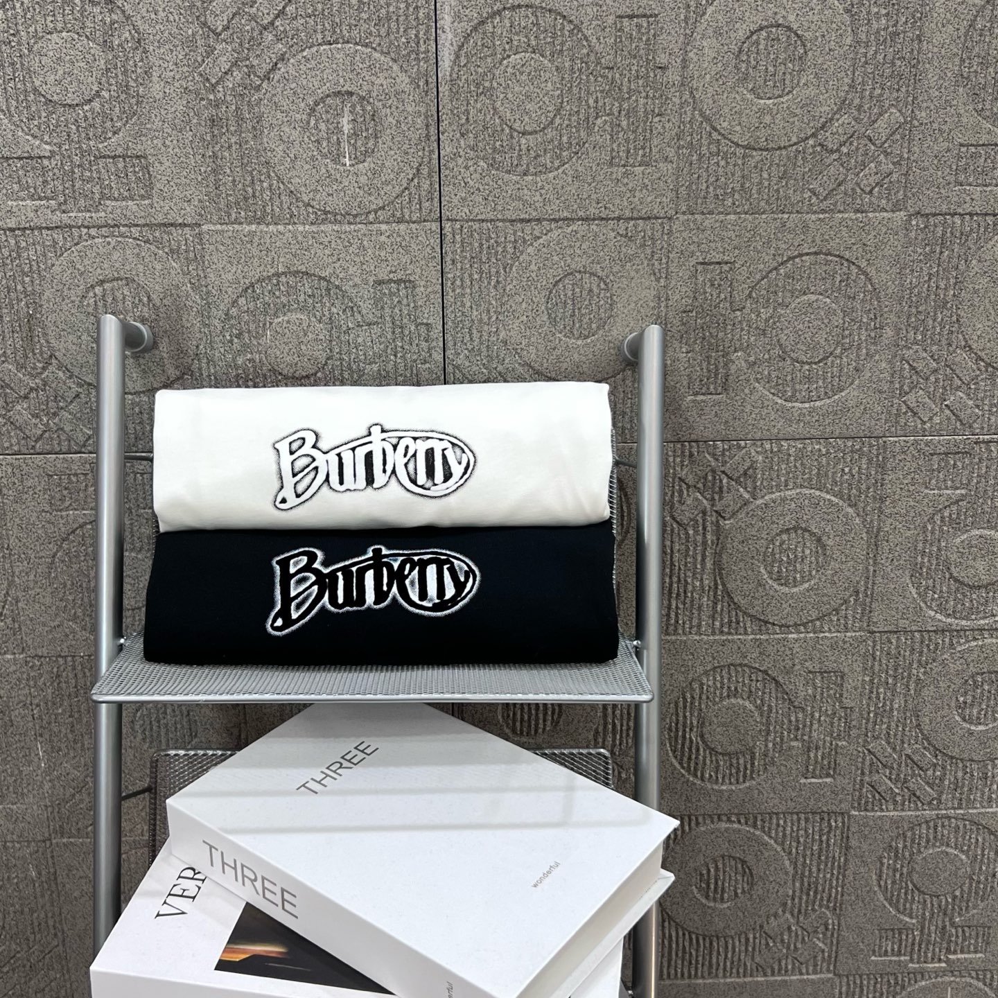  
BURBERRY 巴宝莉  经典LOGO植绒工艺
 大Logo经典识标印花精致升级
灵感源自八十年代