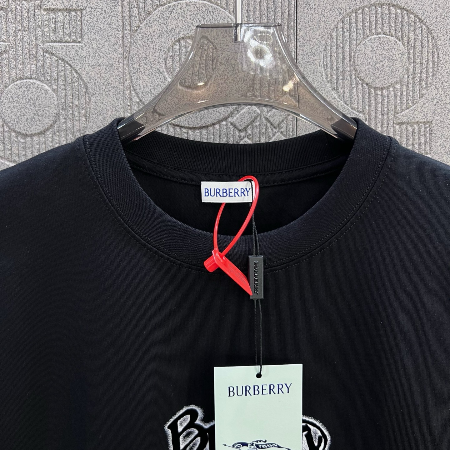  
BURBERRY 巴宝莉  经典LOGO植绒工艺
 大Logo经典识标印花精致升级
灵感源自八十年代