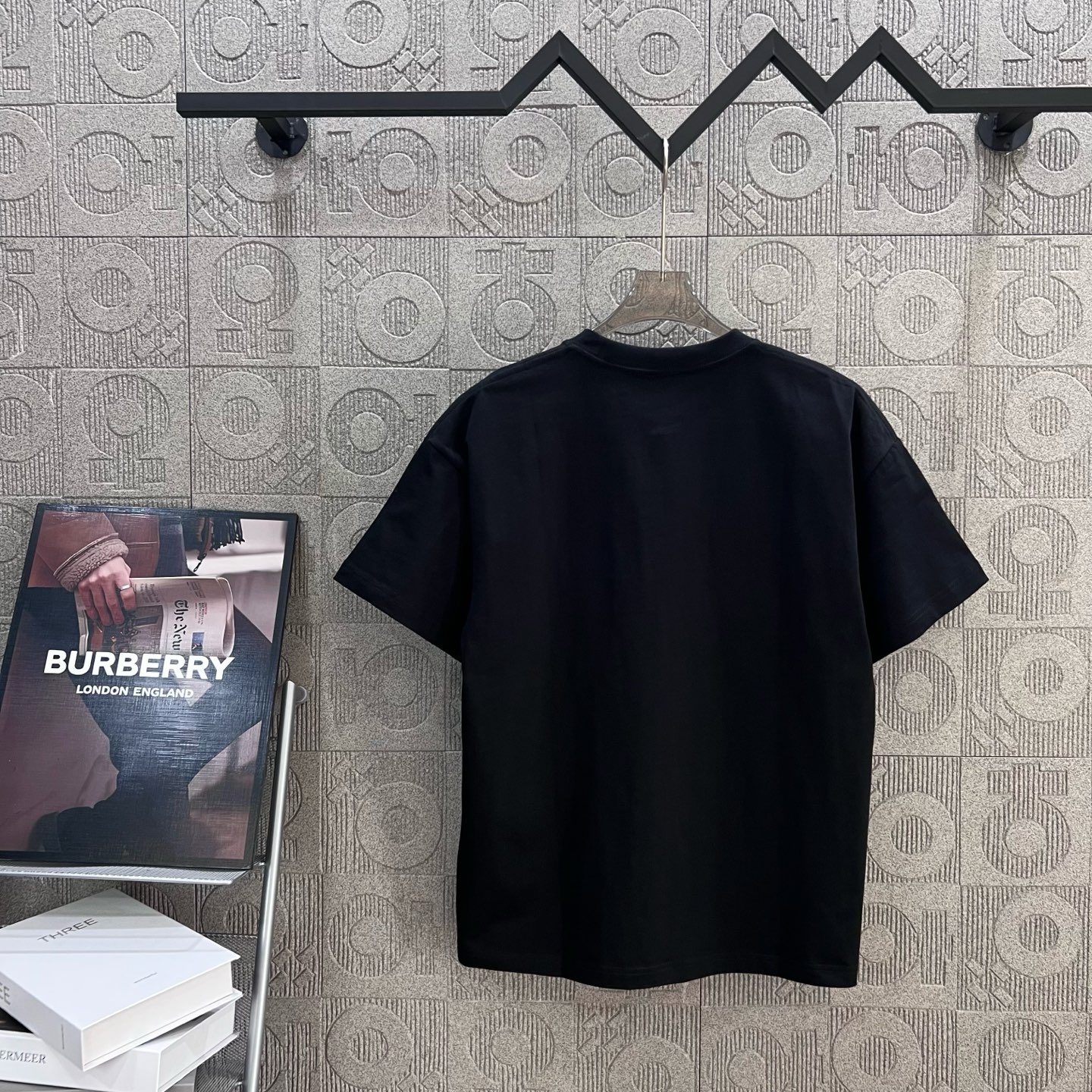  
BURBERRY 巴宝莉  经典LOGO植绒工艺
 大Logo经典识标印花精致升级
灵感源自八十年代