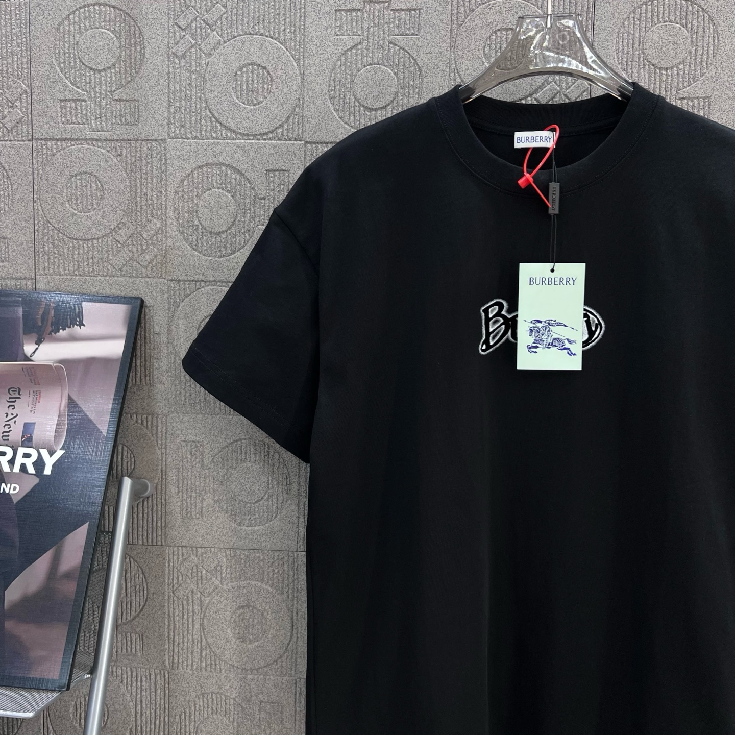  
BURBERRY 巴宝莉  经典LOGO植绒工艺
 大Logo经典识标印花精致升级
灵感源自八十年代