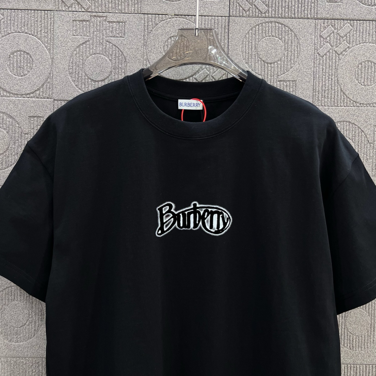  
BURBERRY 巴宝莉  经典LOGO植绒工艺
 大Logo经典识标印花精致升级
灵感源自八十年代