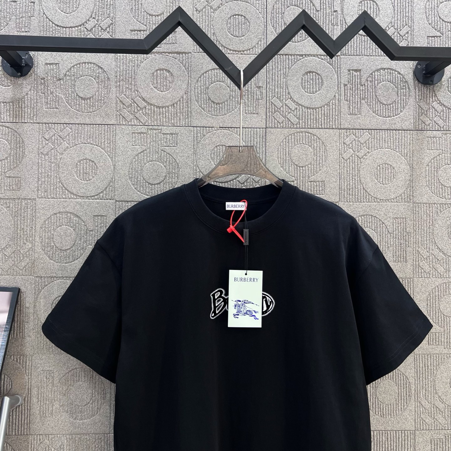  
BURBERRY 巴宝莉  经典LOGO植绒工艺
 大Logo经典识标印花精致升级
灵感源自八十年代