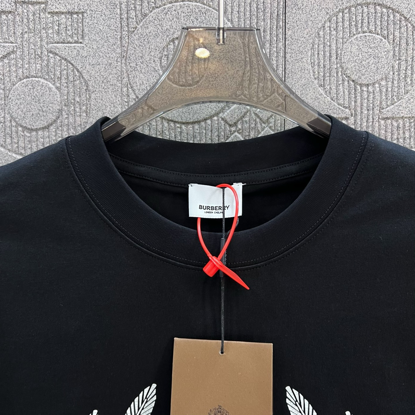    
  BURBERRY 巴宝莉 战马马术印花
Logo标识精致升级，灵感源自八十年代复古
原版面料